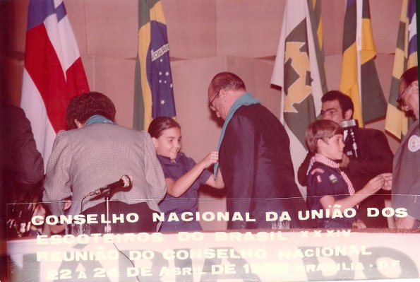 Lobinha Paula Paro entrega lenco ao Presidente